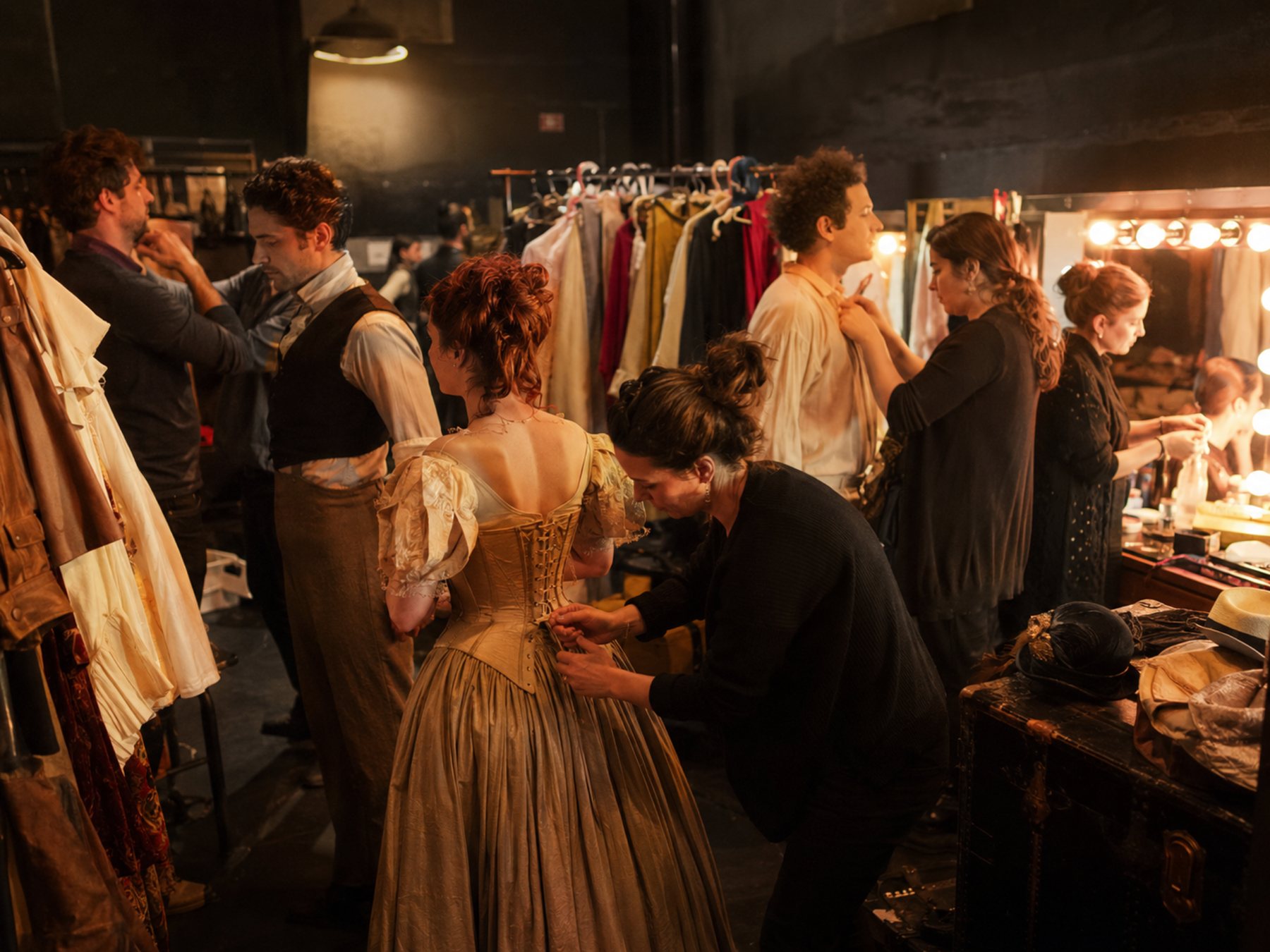 Préparation d'artistes et costumes en coulisses