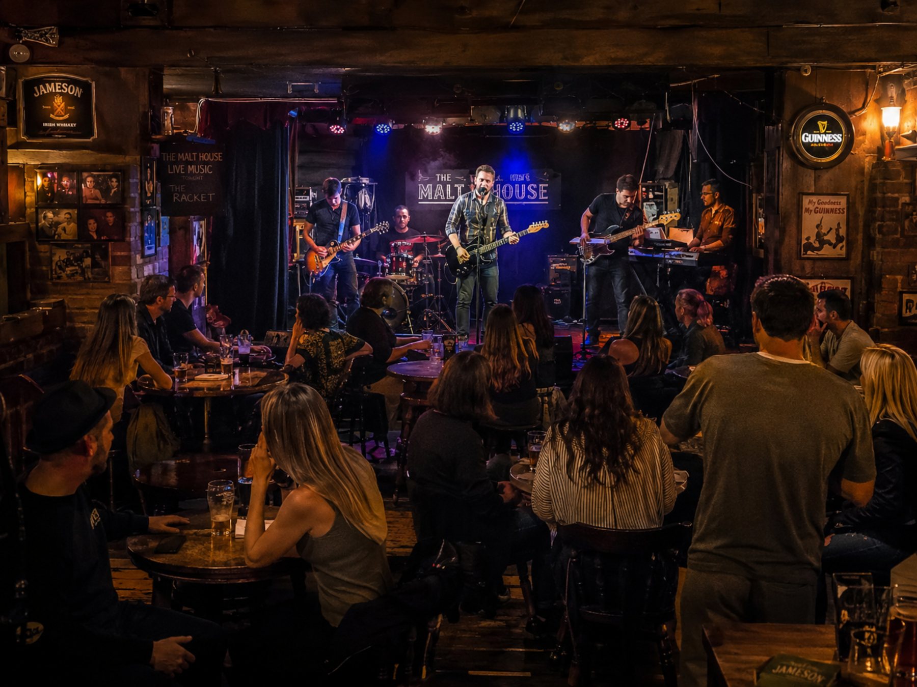 Groupe en concert dans une salle avec le public